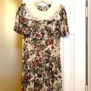 Pretty floral dress with beige collar.